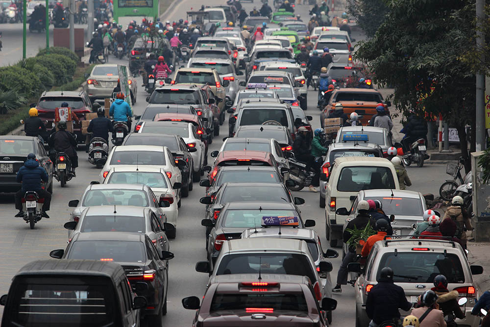 Tắc khủng khiếp giữa trưa từ ngõ ra đường lớn Hà Nội